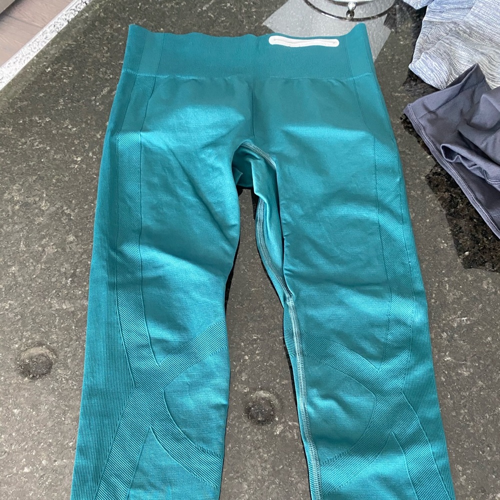 EUC under armour crop compression threadborne